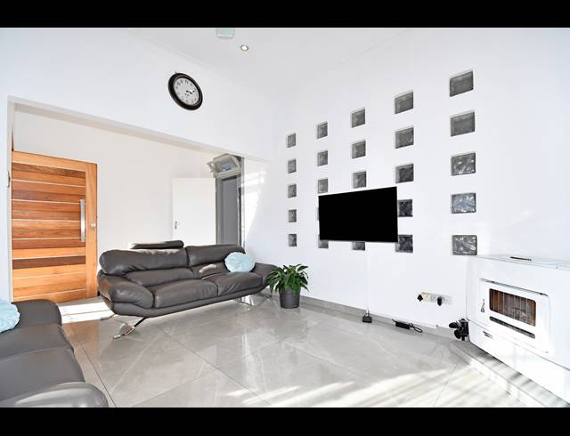 3 BEDROOM HOUSE FOR SALE IN CROSBY